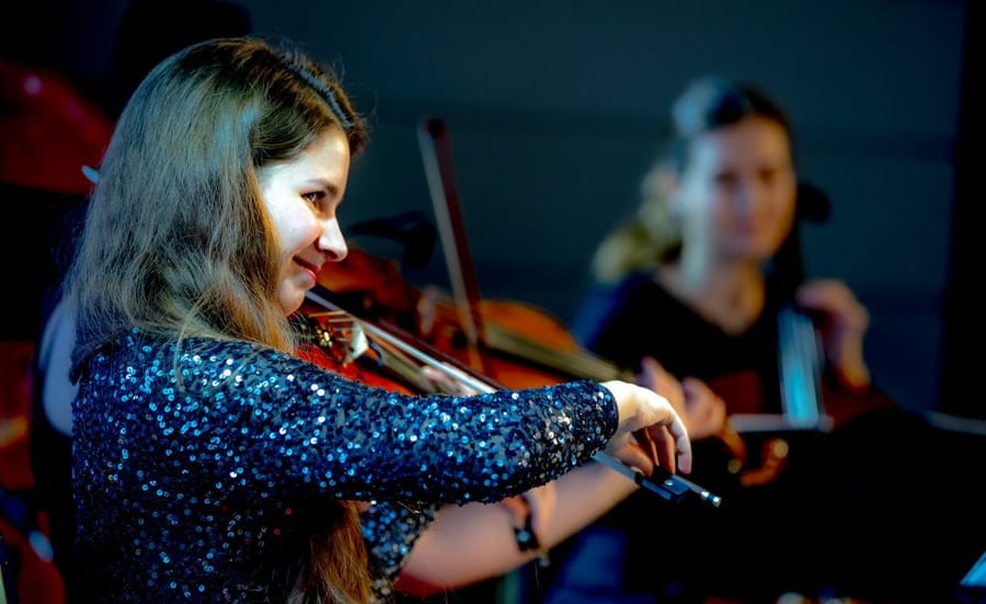 Abendkonzert in kühlen Lichtfarben
