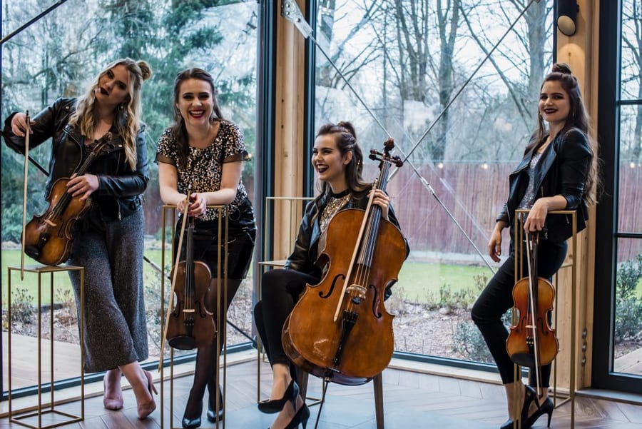 Musiker zwischen den Glaswänden der Orangerie